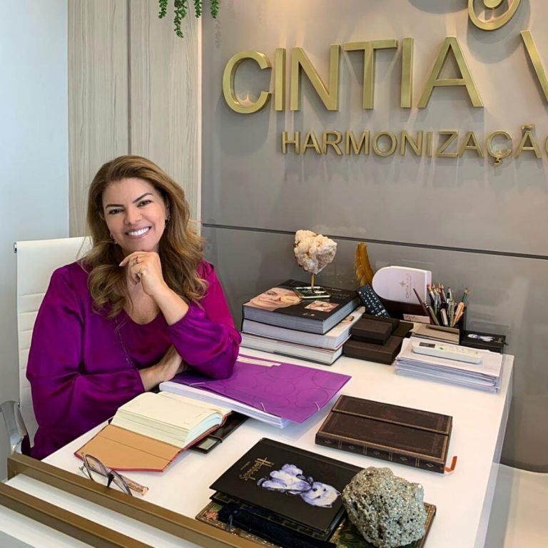 Dra. Cíntia Vale em seu ambiente de trabalho, fotografia publicada pelo Instituto Cíntia Vale
